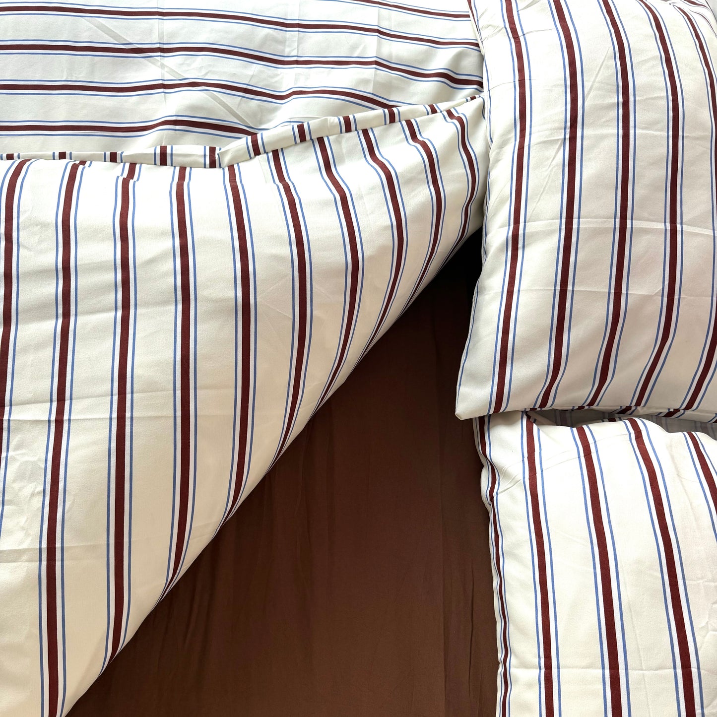 Cosy crème striped bedsheets